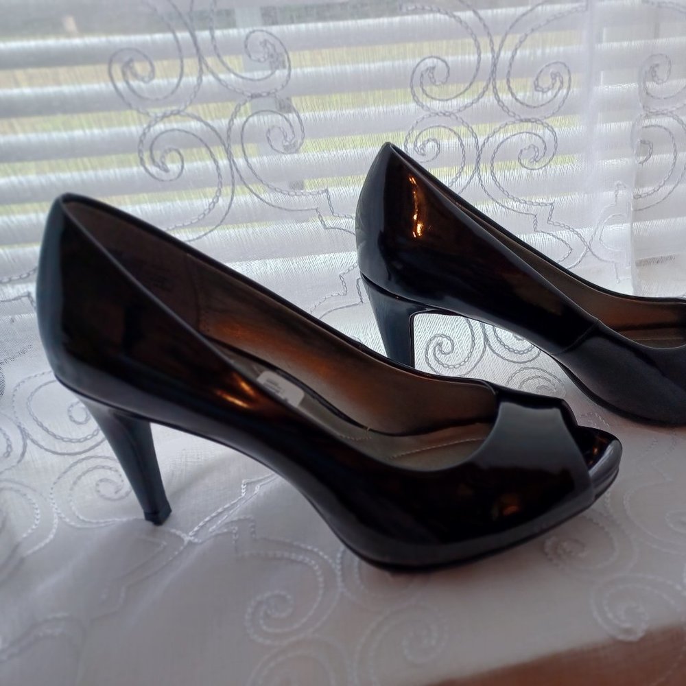 Bandolino Rainaa Women's Peep Toe Platform Pump